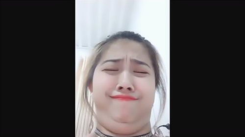  小仙女才能驾驭从下巴往上看的视角啊,表情恢复后太美了