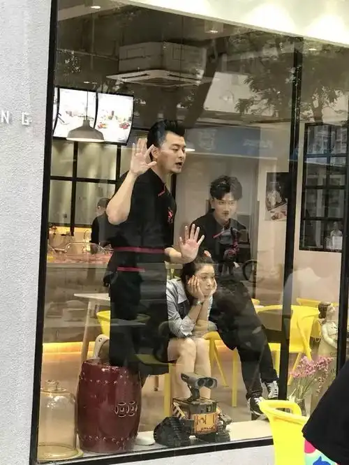  张戈外表痞贱酷内心文艺范的真暖男