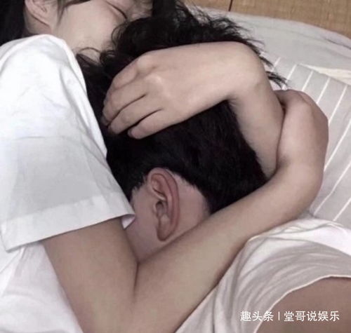  晚上关灯后,男票若有这4动作,说明他爱你入骨,女生要珍惜