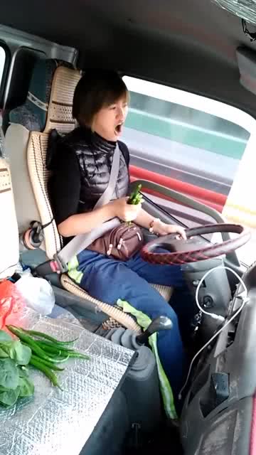 最近这货车女司机火了,开着车竟然吃这东西这表情真是辣眼啊