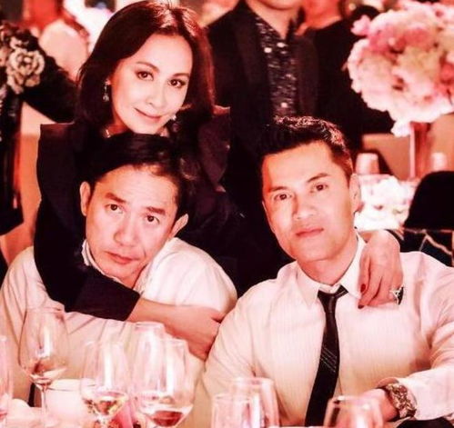  刘嘉玲夫妇国外度假,61岁梁朝伟街头吃冰淇淋,留短寸像小老头