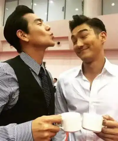  彭于晏和谁拍照都是囧脸,唯独只有遇到他,瞬间彰显男神气质