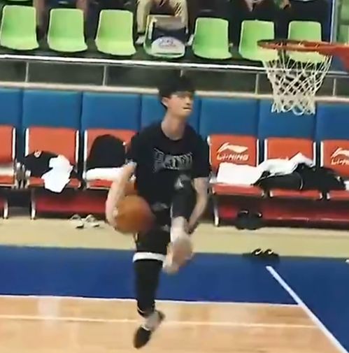  姚明传人曾凡博晒29秒集锦背扣大风车神似kd,网友直呼像状元