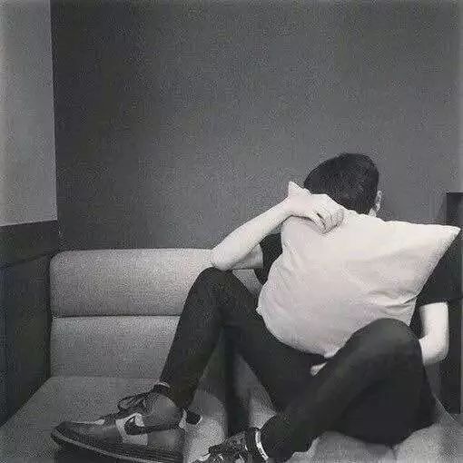 qq头像男生,伤感盘腿