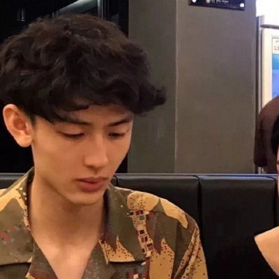  低调不明显情侣头像一男一女一生嚣张一生冷酷