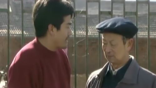  女子在和朋友打电话,男友在一旁无辜遭殃,男子还一脸无辜的表情