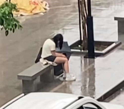  广东一女子失恋太伤心,独自坐在街头淋雨,男子好心送伞也不理会