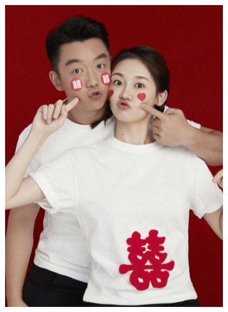  郑恺苗苗手牵手现身,脸上写满了幸福,连身旁的林峰都跟着傻笑