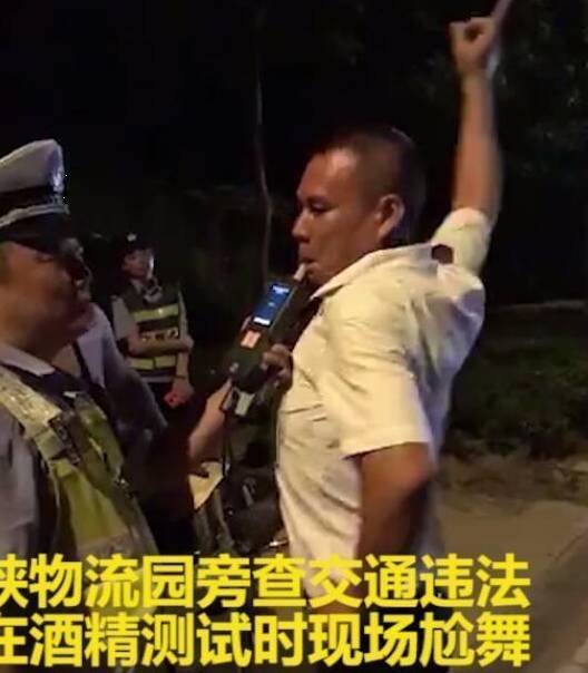 三个男人跳舞的表情包交