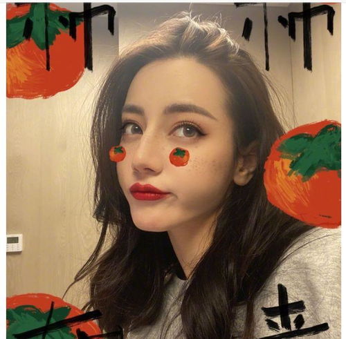  迪丽热巴晒搞怪照,还祝福各位丝儿,儿童节快乐,永远都是小朋友