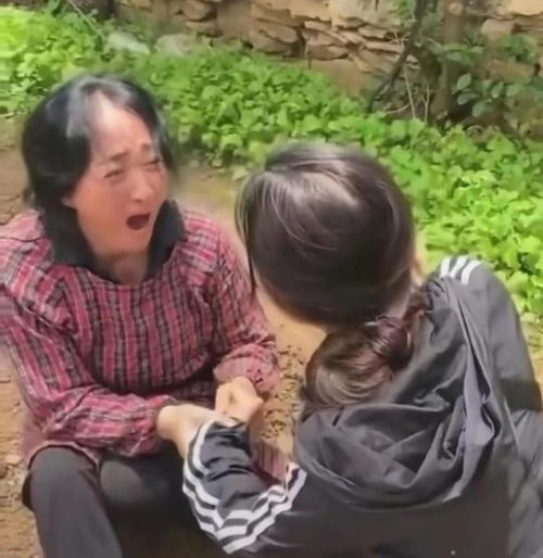  女儿丢失,母亲疯疯癫癫20年,如今母女相见,瞬间就恢复正常了