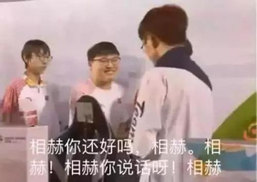  lol亚运会中韩选手握手faker却给了uzi一拳,是英雄相惜还是