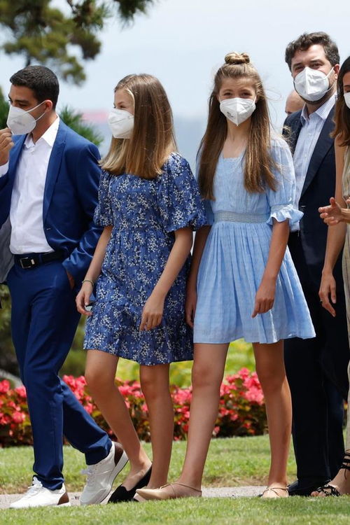  莱后穿新衣开会,效仿约旦王后尝试蓝白配,高冷女神气质难得恬静