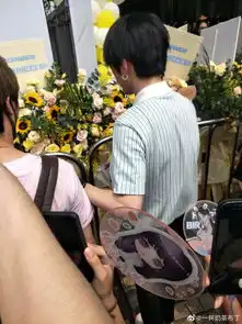  组图迷弟赵品霖排队看郑爽生日会被现场粉丝围观表情羞涩