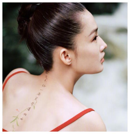  李沁尝试古风大片,还在背上加一行字,看清写的啥原谅我没文化