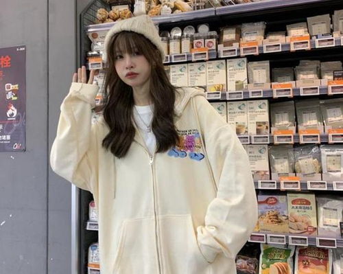  今年的秋冬,带火了一种穿搭叫连帽卫衣,若配上毛线帽萌系又少女