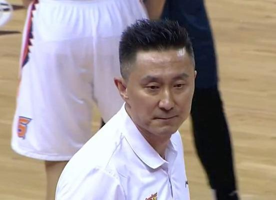  杜锋自食其果宏远打野球赵睿意外受伤,表情痛苦直接申请下场