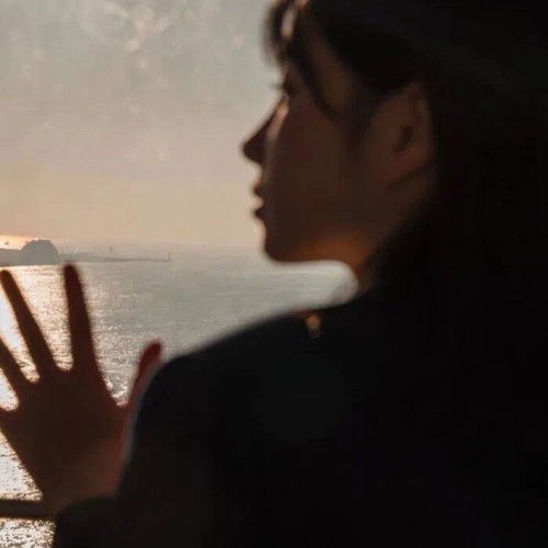  又温柔又丧的女生头像