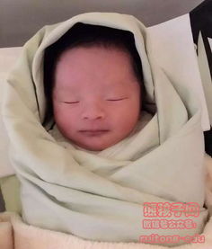  大s儿子满月萌照曝光满月baby怎护理