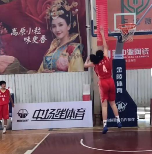  2米27张子宇摸高曝光女篮14岁天才中锋比姚明还高却无法扣篮