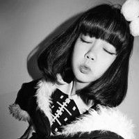  她是否温柔如水胜似你妈俏皮中带点小诱惑的黑白女生头像
