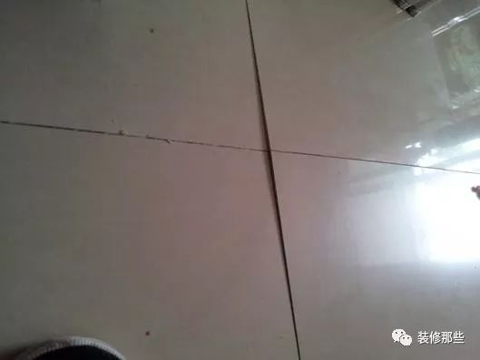  都说装修不能请熟人,看完我家贴的瓷砖,玻璃心碎了一地