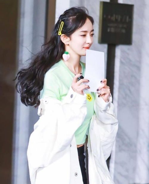  杨幂解锁白大褂造型,粉色挑染发尾太抢眼,个性十足又美又飒