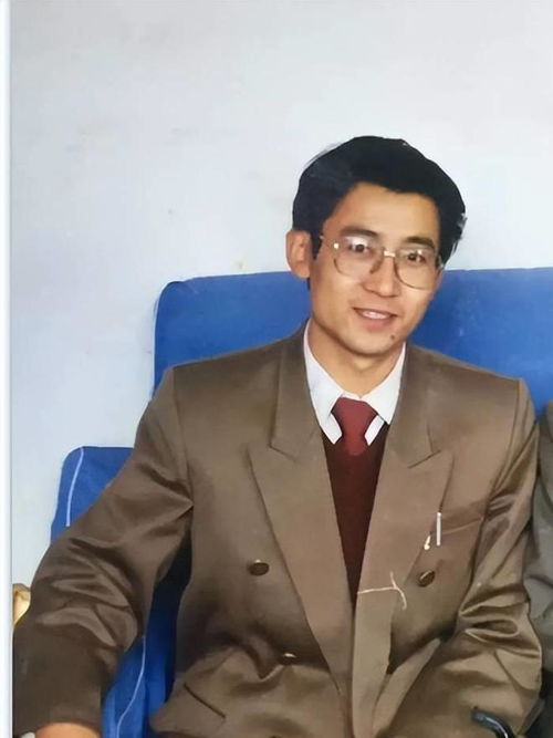  九十年代的成熟男人,身穿笔挺西装,标准的成功人士