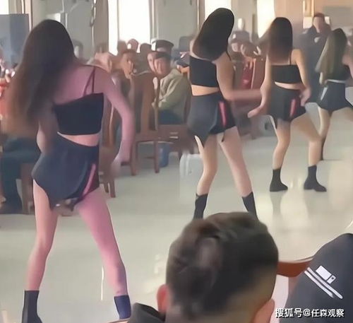  深圳短裙美女酒店内热舞,搔首弄姿旁若无人,大爷表情亮了