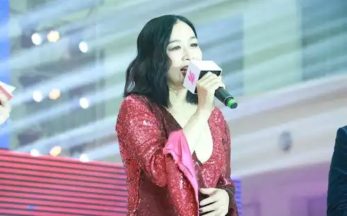  钟丽缇低胸亮片装显富态张大嘴露三层下巴变表情包