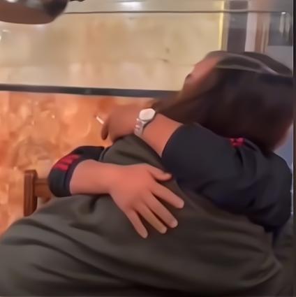  黑龙江爸爸饭桌上见戴口罩女孩称这眼睛真像我姑娘,下一秒泪目