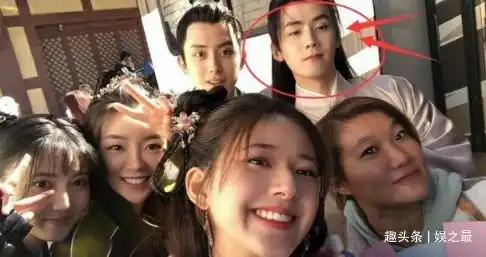  剧组为赵露思庆生,场面热闹,谁留意到任豪表情