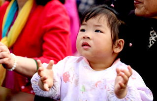  儿童趣图农民歌手大奖赛在油菜花田举办,孩子们看演出表情可爱