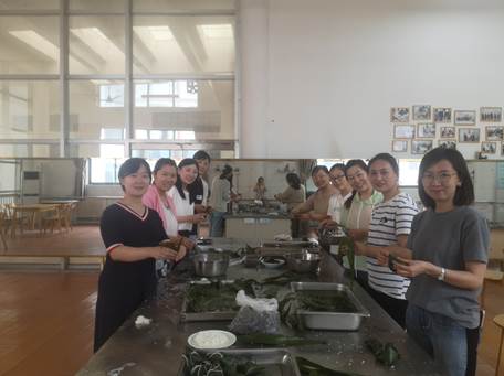  密水粽情情满校区高密校区工会组织包粽子活动