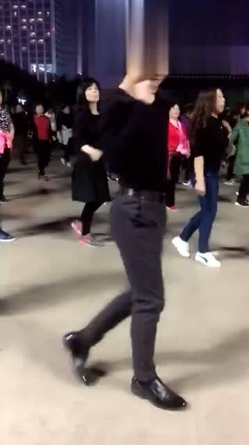  男子在跳舞,这个表情真是没有谁了