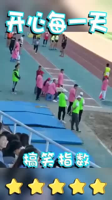  小伙这样跳远,是来搞笑的吗