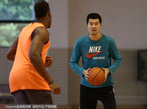 广东备战阿联表情木讷朱8拜纳姆开心闲聊