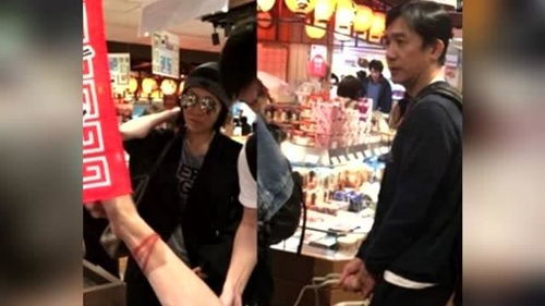  刘嘉玲夫妇逛超市,梁朝伟面无表情,网友调侃真人与照片差距大