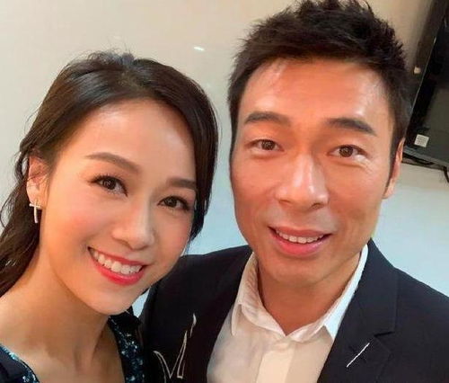  许志安携黑衣女上街买药,两人戴口罩牵手很亲密,女方身份引热议