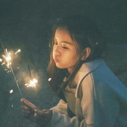  求一个手持烟花的女孩图片
