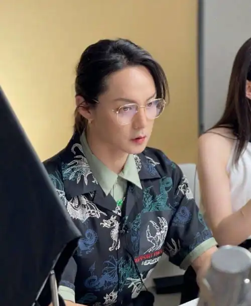  彭于晏瘦到脊椎骨凸起,尹正吃到猪肉笑出表情包,明星减肥太狠了