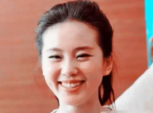  同样是大笑,林心如丑,赵丽颖丑,杨紫丑,而她是好看
