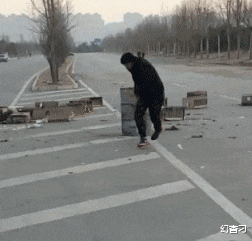  清晨在山上遇到这样的一幕,这是干什么呢我该怎么办啊