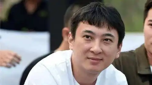  王思聪这次又带着女友游泰国新女友长相清纯,与以往网红大不同