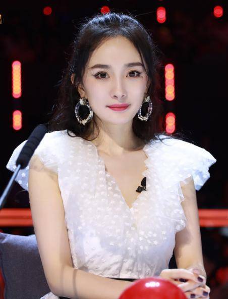  金星说出见到杨幂的感觉,杨幂听后一脸的羞涩,还对金星撒起娇来