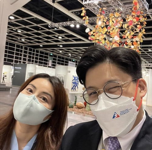  霍启刚儿女父亲节为爸爸下厨,小女儿正脸首曝光,兄妹如复制粘贴