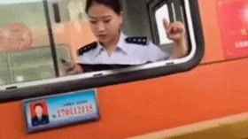  搞笑段子gif趣图这么委屈的玩具熊,真不好意思拒绝他