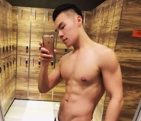  海边遇翘臀肌肉男,浴巾也盖不住