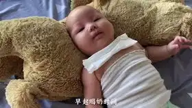  小宝宝洗澡,一副任人摆布的模样,接下来的表情太搞笑了