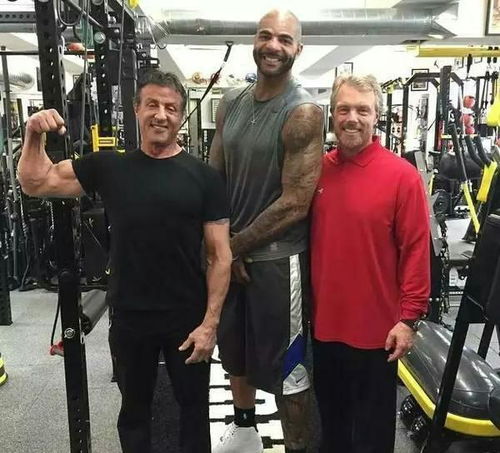  在nba巨人面前,荧幕硬汉都变娇小了成龙和姚明合影最机智